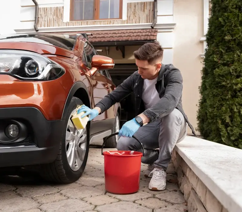 Lavage auto à domicile Saint-Vénérand : professionnel intervenant sur un véhicule